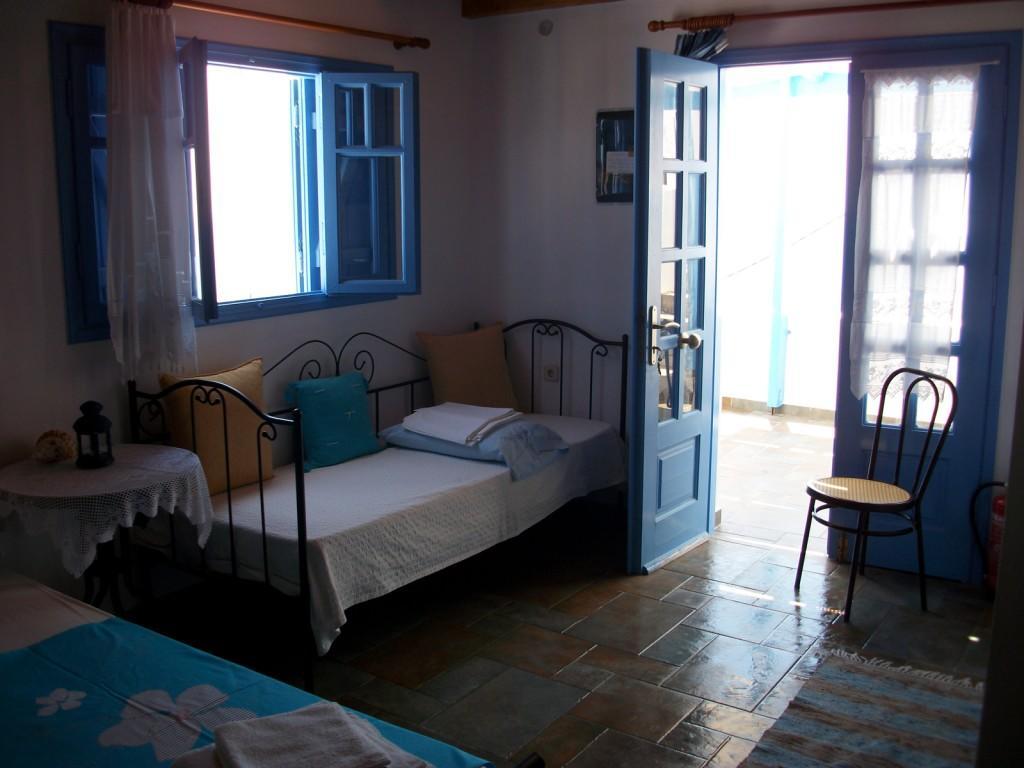 Floras Rooms And Studios Анафи Экстерьер фото